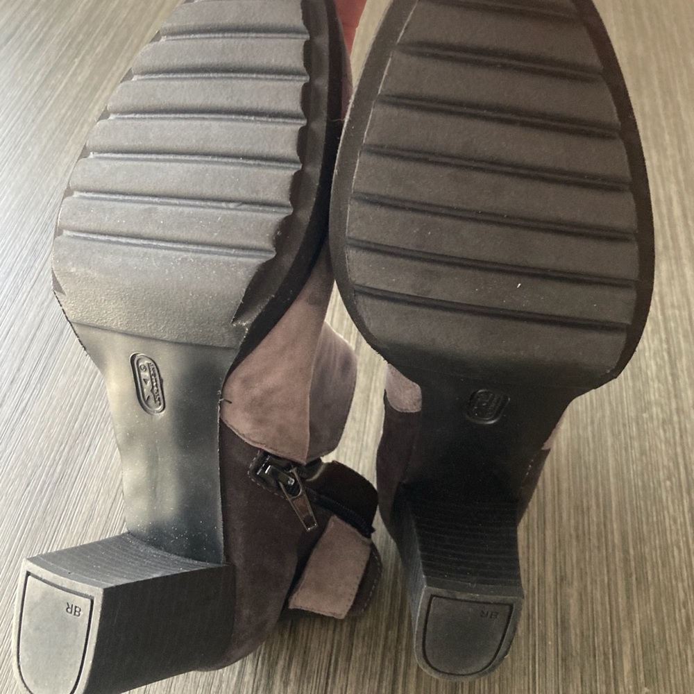 Elegant Gray Suede Ankle Boots - Picture 4 of 5